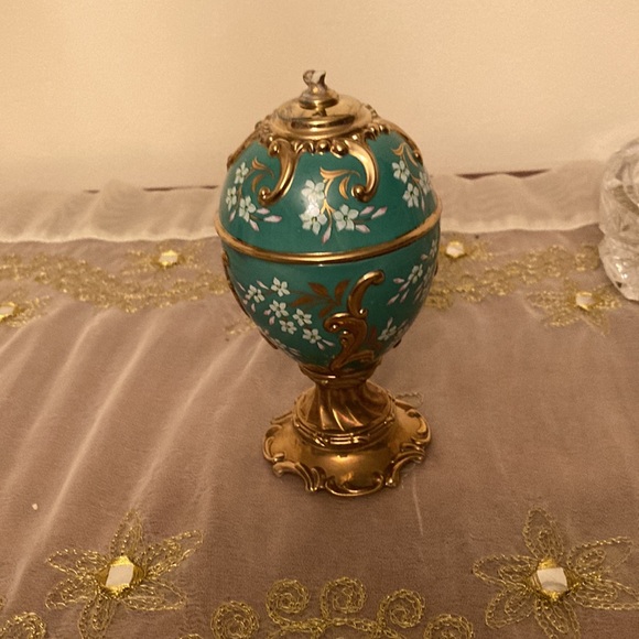 TFM The Franklin Mint Faberge Porcelain Musical Egg Jasmine Crafted in Thailand - Picture 2 of 7